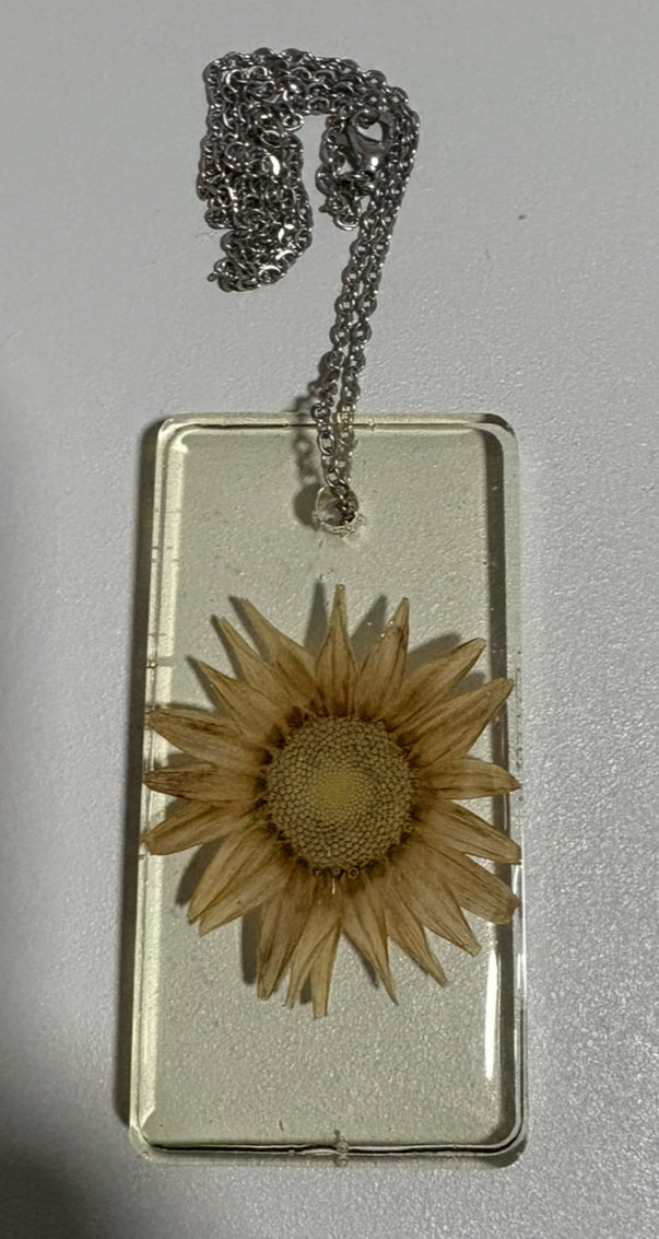 PENDENTIF FLEUR EN RÉSINE D’ÉPOXY