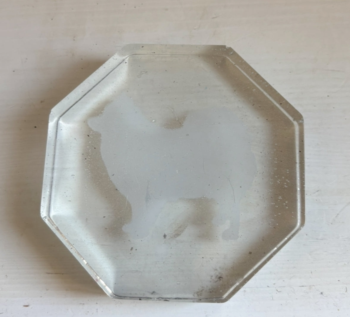 DESSOUS DE PLAT CHIEN EN RÉSINE D’ÉPOXY