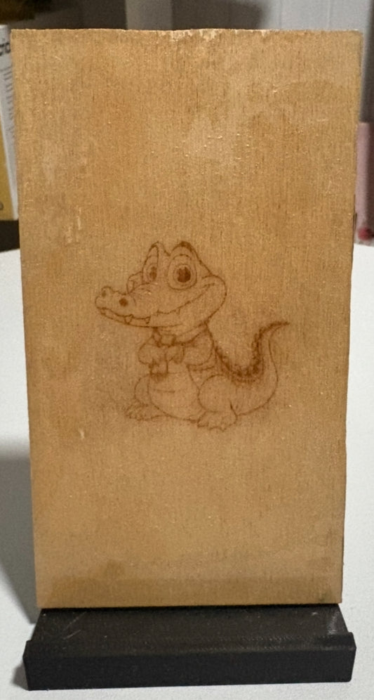 SUPPORT TÉLÉPHONE CROCODILE EN BOIS GRAVÉ