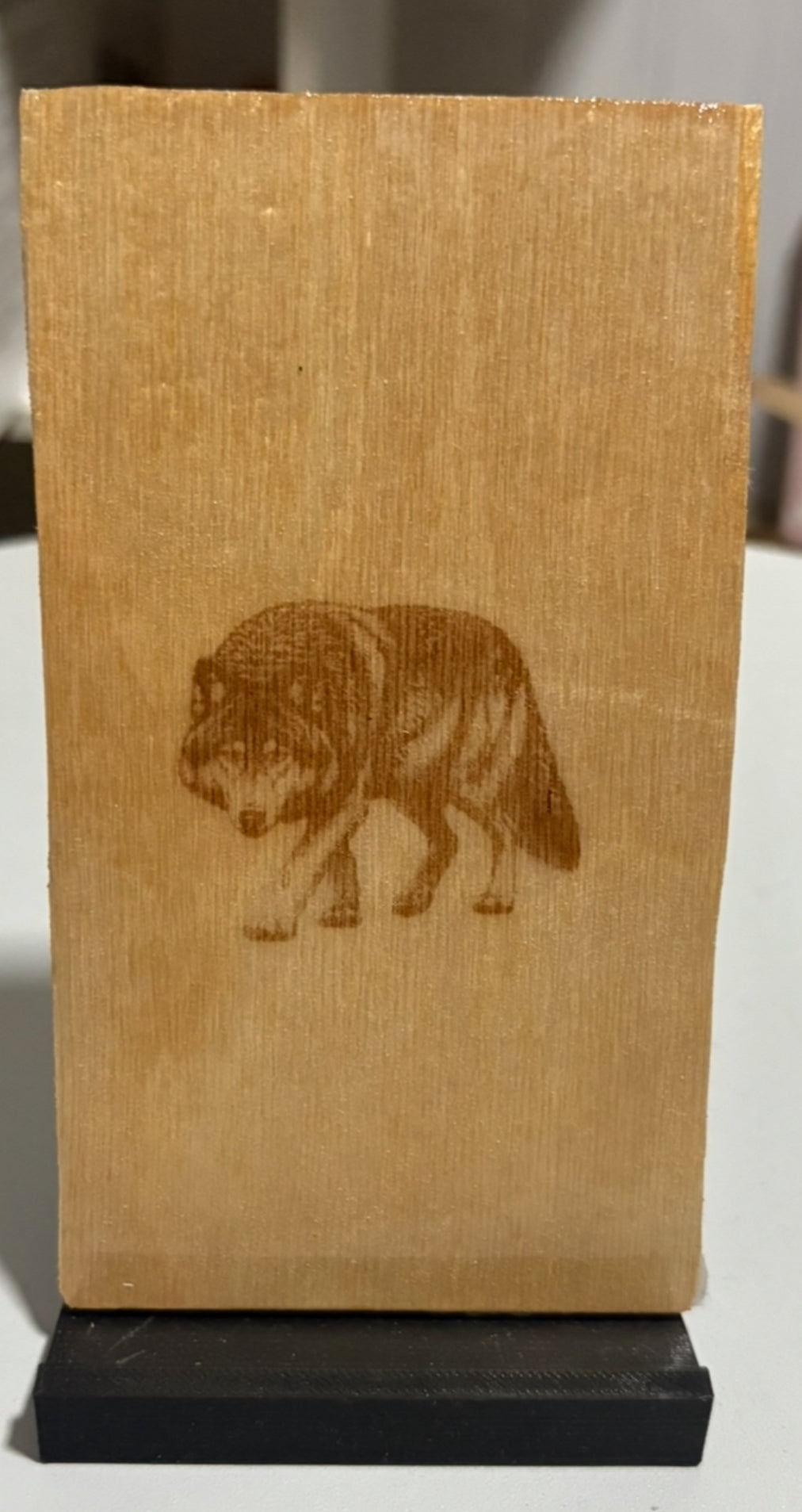 SUPPORT TÉLÉPHONE LOUP EN BOIS GRAVÉ