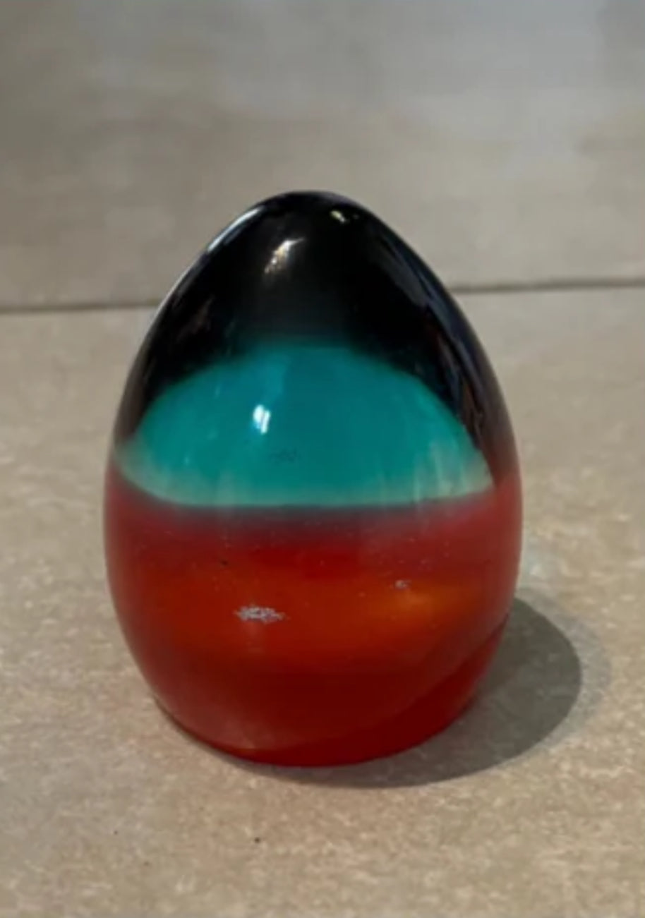 PRESSE PAPIER ŒUF TRICOLORE EN RÉSINE D’ÉPOXY