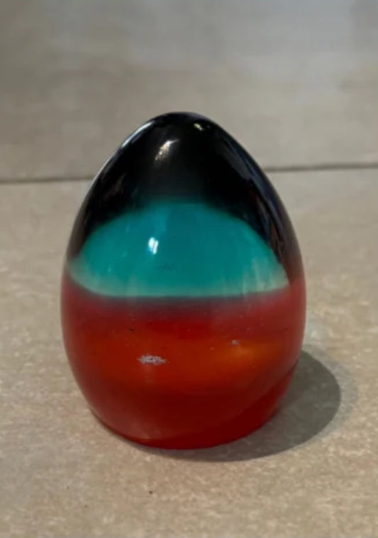 PRESSE PAPIER ŒUF TRICOLORE EN RÉSINE D’ÉPOXY