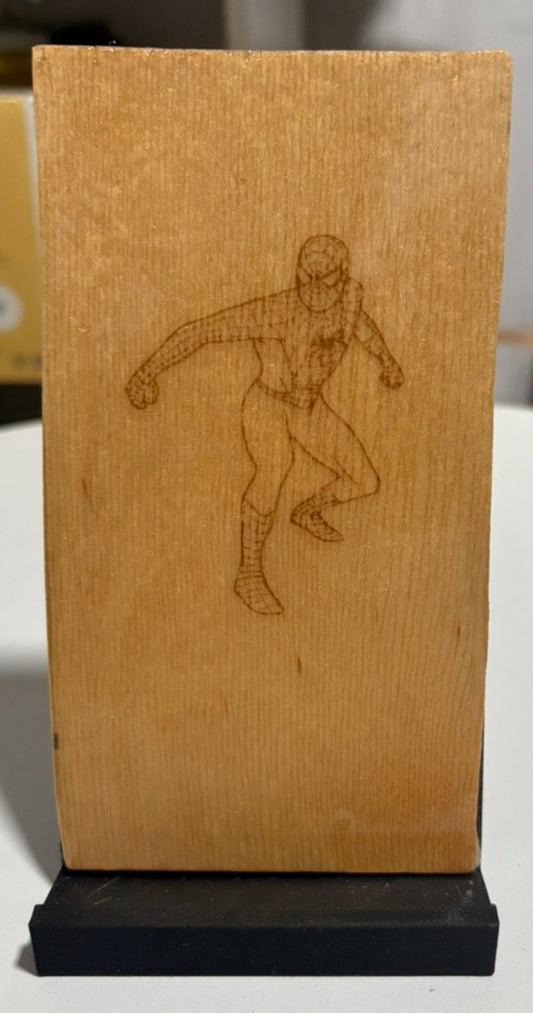 SUPPORT TÉLÉPHONE SPIDERMAN EN BOIS GRAVÉ