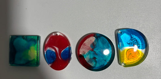 PENDENTIFS COLORÉS EN RÉSINE D’ÉPOXY