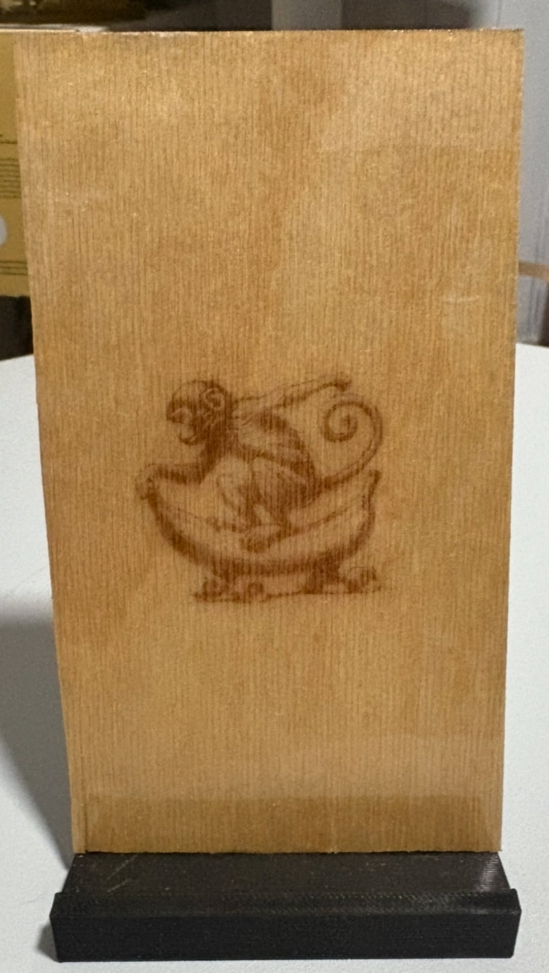 SUPPORT TÉLÉPHONE SINGE EN BOIS GRAVÉ