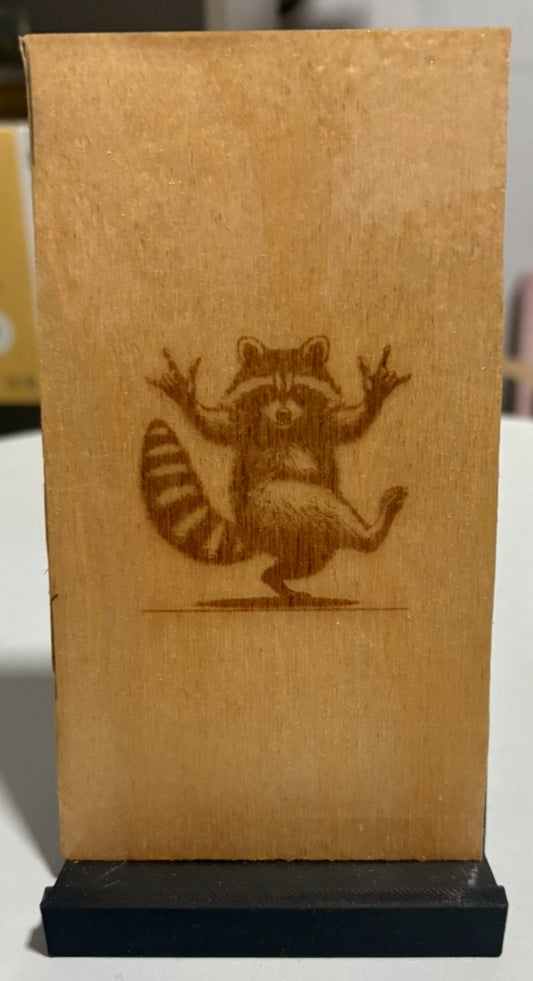 SUPPORT TÉLÉPHONE RATONS LAVEUR EN BOIS GRAVÉ