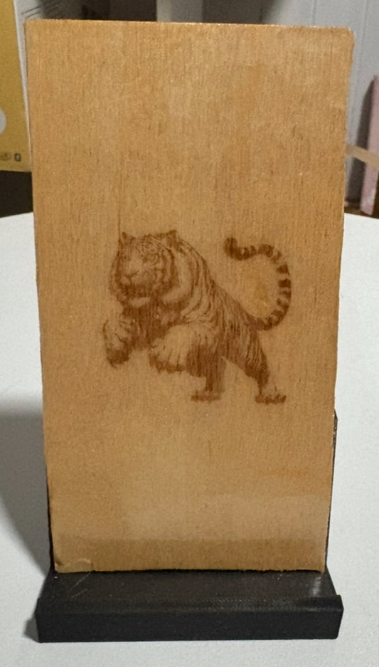 SUPPORT TÉLÉPHONE TIGRE EN BOIS GRAVÉ
