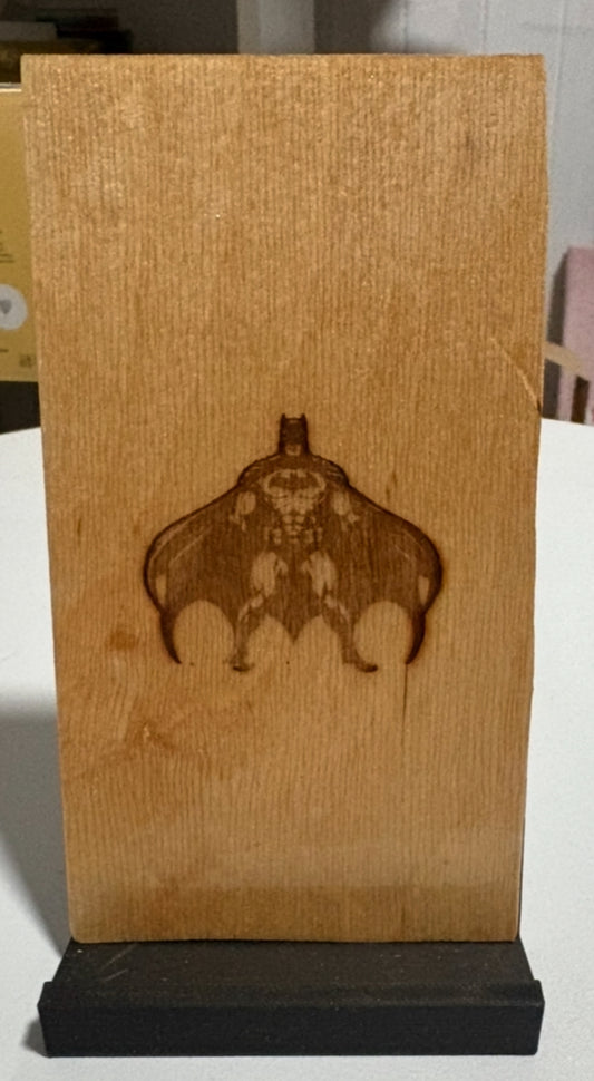 SUPPORT TÉLÉPHONE BATMAN EN BOIS GRAVÉ
