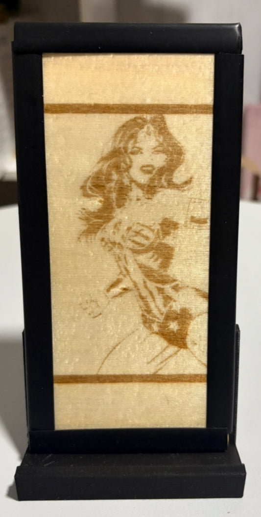 SUPPORT TÉLÉPHONE WONDER WOMAN EN BOIS GRAVÉ